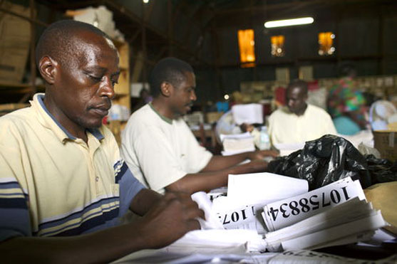 Medarbejder hos Ugandas valgkomite