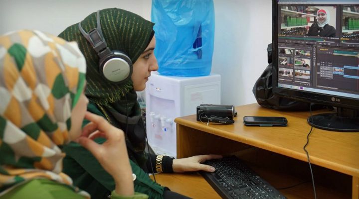 Kvinder kigger på computer